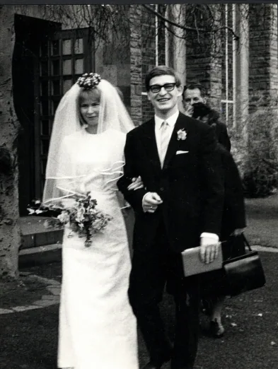 Barbara und Hilko Weerda nach ihrer kirchlichen Trauung, 1965