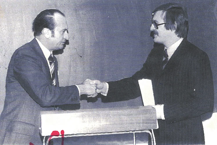 Prof. Chlodwig Beck überreicht Hilko Weerda 1974 die Habilitationsurkunde