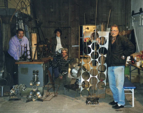 Hilko Weerda mit Teilnehmern eines Schweißkurses in Merdingen, 2003