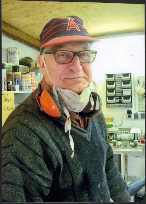 Porträt von Hilko Weerda als Bildhauer in seiner Werkstatt