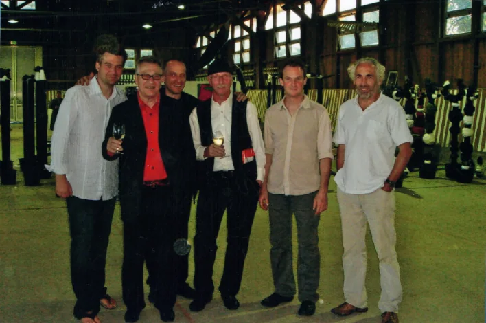 Teilnehmende Künstler in der Reithalle von Schloss Ebnet, 2006