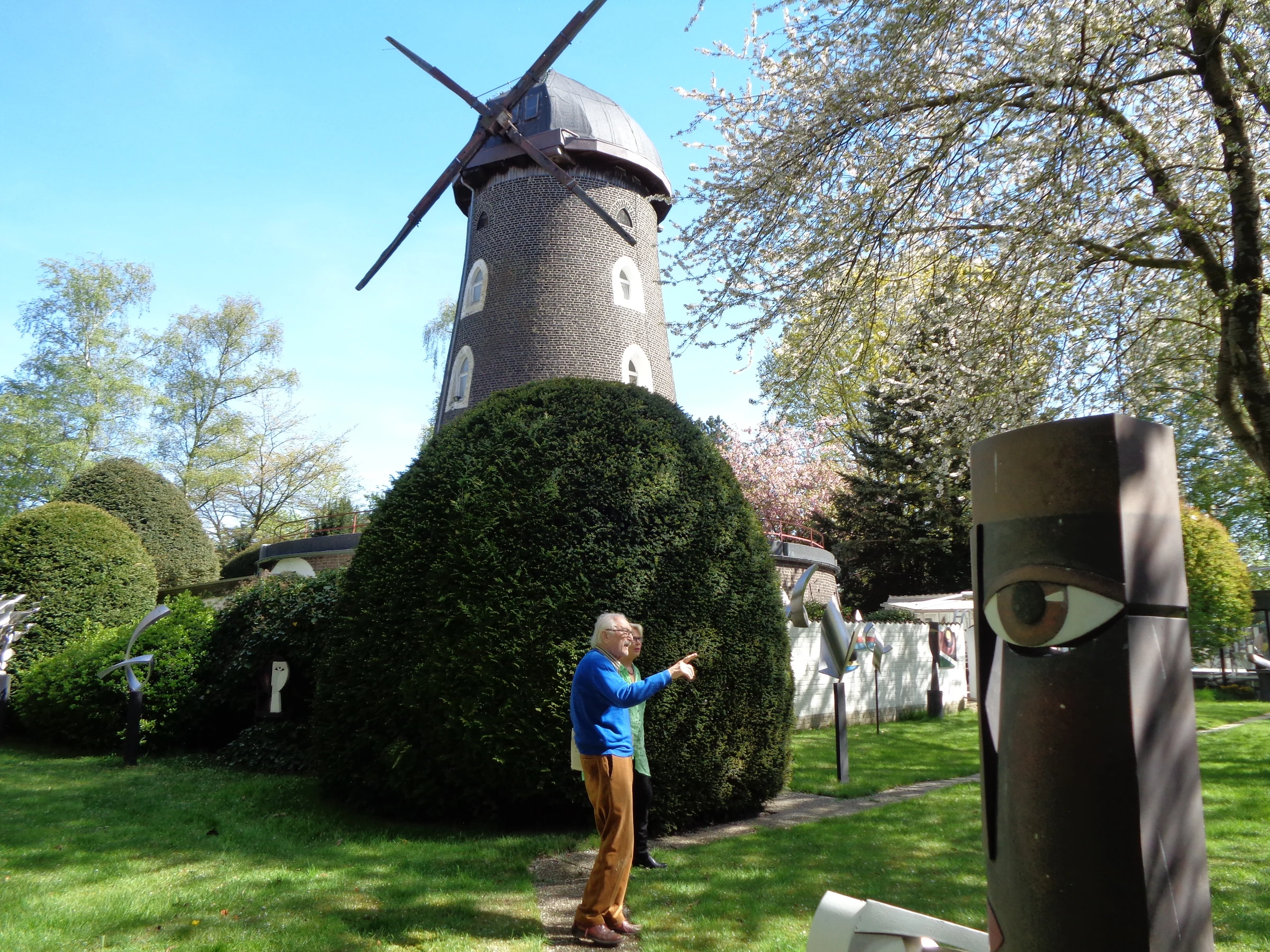 Besuch bei W. Brüll: Figuren im Garten der Osterather Windmühle zwischen Skulpturen.