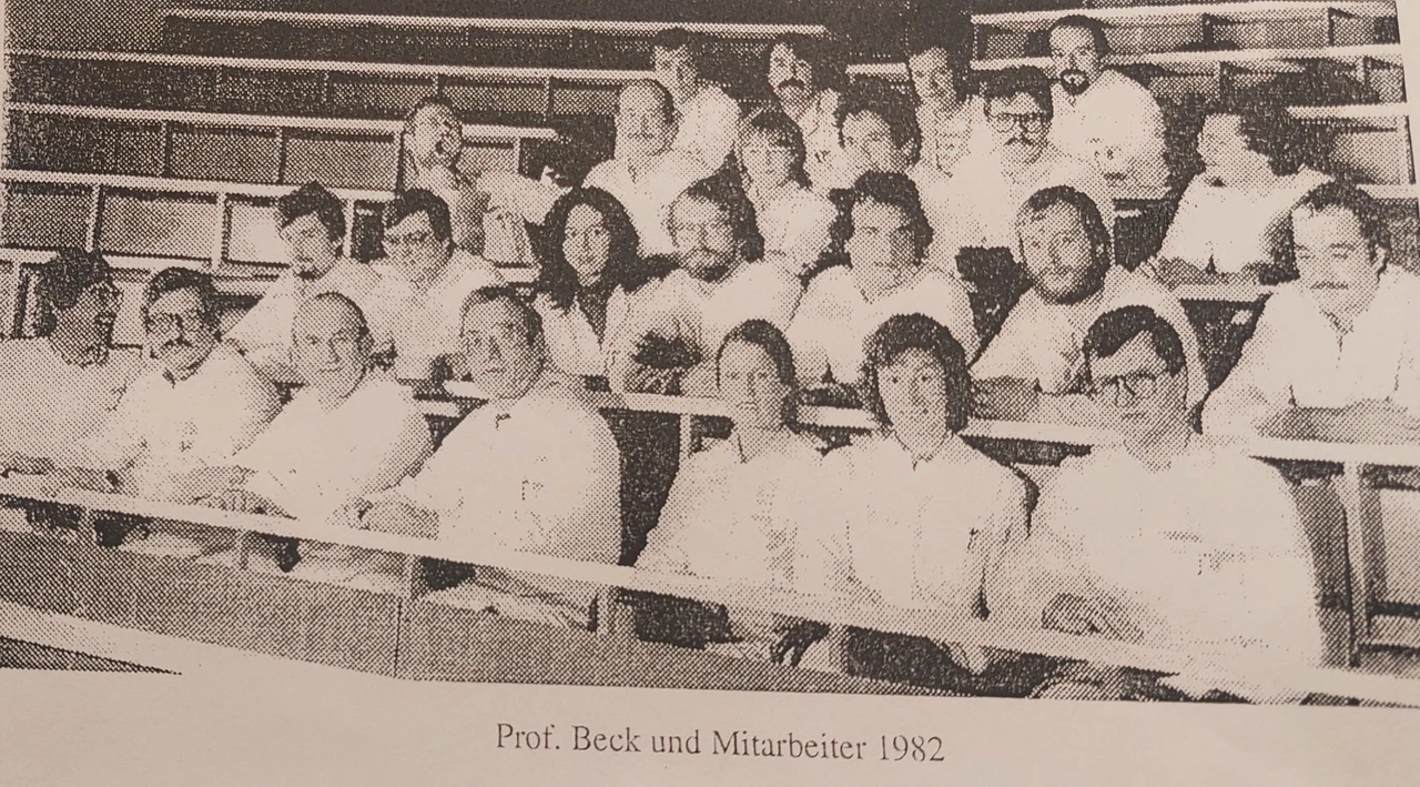 Professor Chlodwig Beck mit dem Freiburger Klinikteam im Jahr 1982.