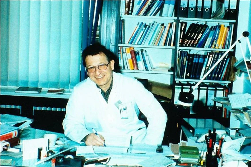 Hilko Weerda sitzt in seinem Büro als ärztlicher Direktor in Lübeck.